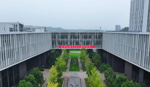 2025级新生军训汇演暨表彰大会